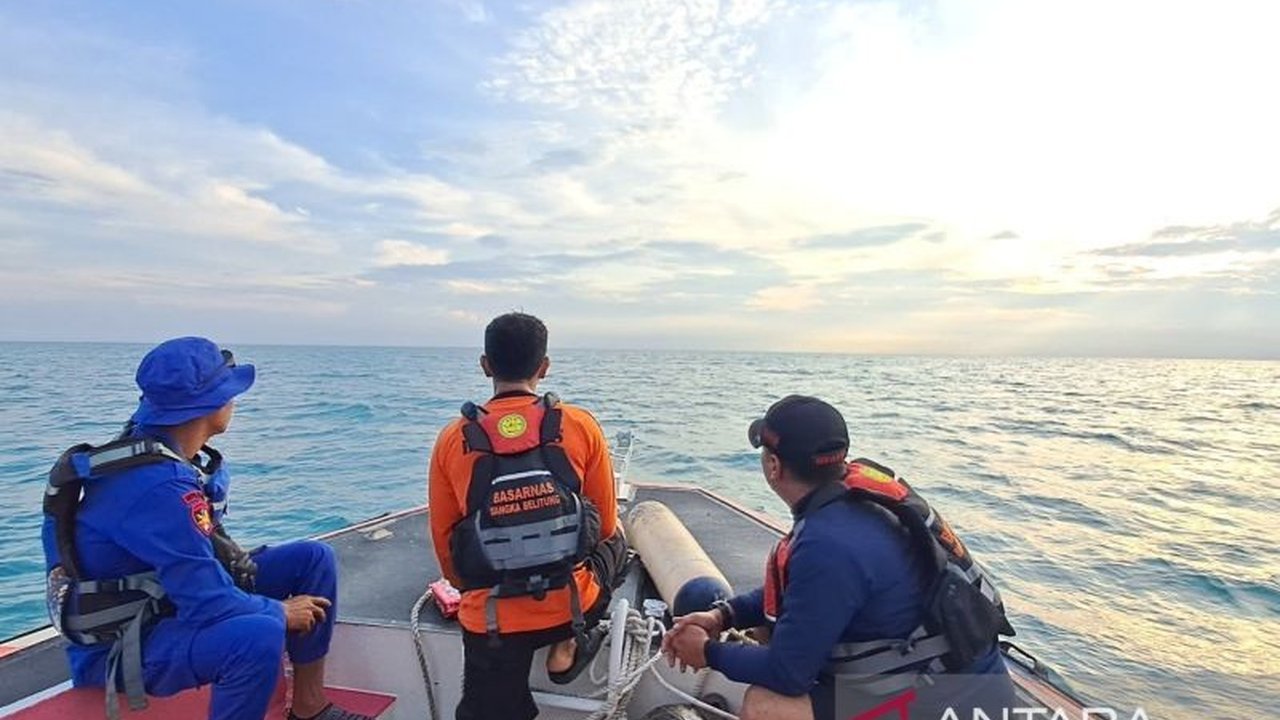 Tim SAR gabungan di Bangka Belitung melakukan pencarian terhadap seorang nelayan, Johanes Sinegar (37), yang jatuh dari KM Pratama di Perairan Karangbubu.