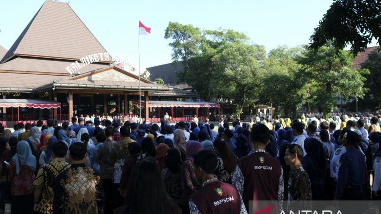 Pemerintah Kota Surakarta melakukan pengawasan ketat terhadap kehadiran Aparatur Sipil Negara (ASN) di hari pertama kerja pasca libur Lebaran, memberikan sanksi bagi yang tanpa keterangan tidak masuk.
