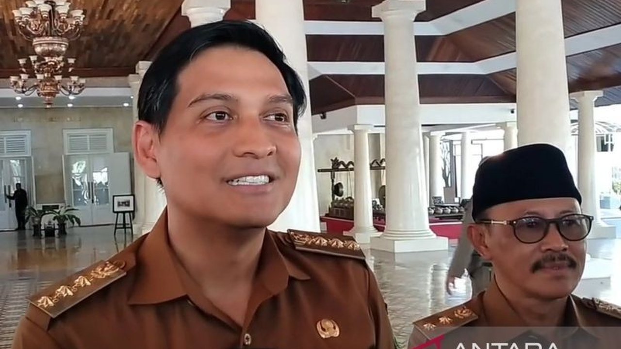 Bupati Indramayu, Lucky Hakim, memberikan klarifikasi terkait polemik kunjungannya ke Jepang, menjelaskan bahwa perjalanan tersebut merupakan liburan keluarga yang telah direncanakan sejak lama dan mengakui adanya kesalahan administrasi dalam pengajuan iz
