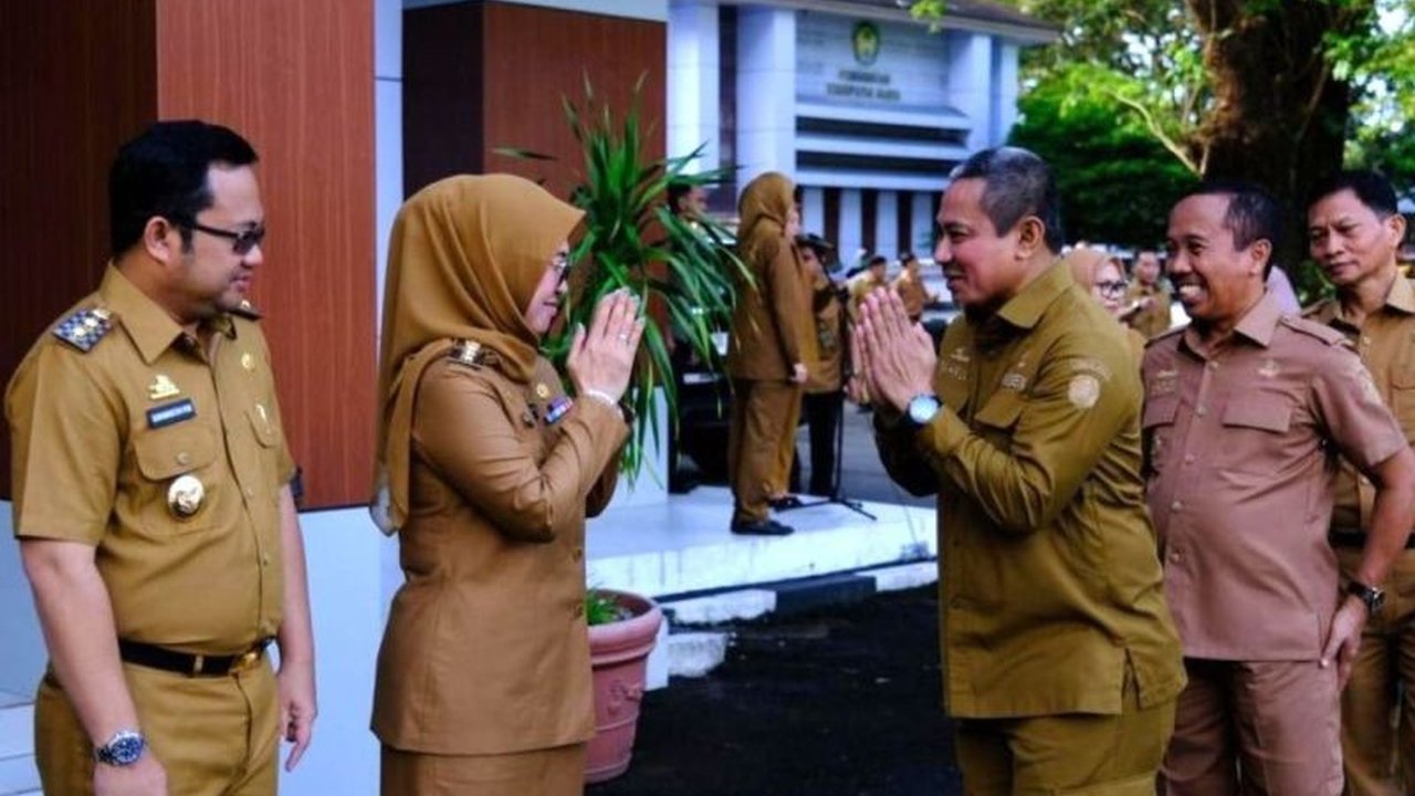 Bupati Gowa, Sitti Husniah Talenrang, pimpin apel akbar pasca libur Lebaran untuk tekankan kedisiplinan ASN dalam memberikan pelayanan terbaik kepada masyarakat.