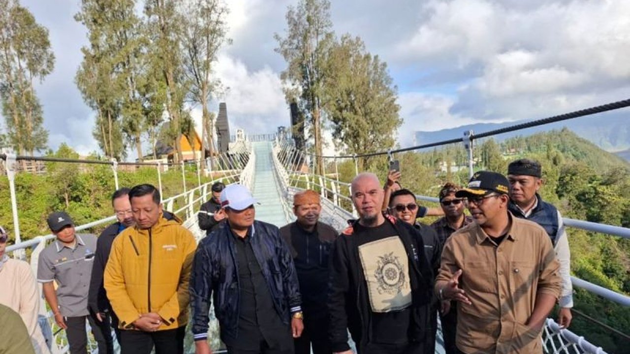 Musisi Ahmad Dhani dan Mulan Jameela mempromosikan wisata Jembatan Kaca Gunung Bromo, Jawa Timur, menyebutnya destinasi ekstrem yang aman dan menarik.