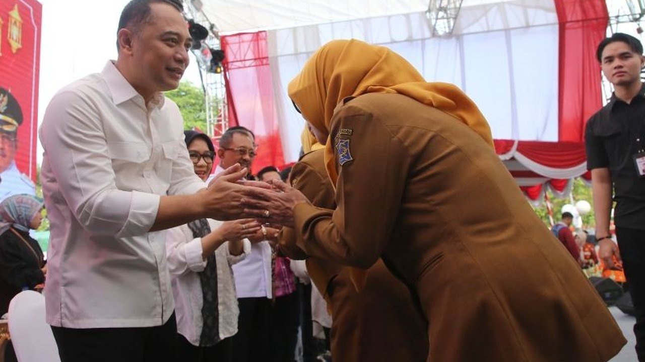 Wali Kota Surabaya, Eri Cahyadi, memastikan seluruh pegawai Pemkot Surabaya telah kembali bekerja 100 persen usai libur Lebaran dan menggelar Halal Bihalal untuk memperkuat silaturahmi dan kebersamaan.