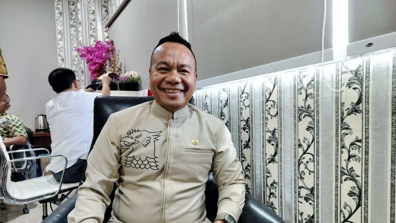 Ketua Komisi A DPRD Surabaya mendesak penanganan komprehensif kasus es krim beralkohol, melibatkan edukasi, kolaborasi, dan evaluasi regulasi yang tegas.