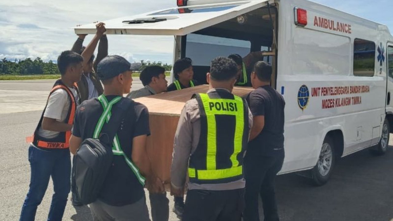 Mantan Kapolsek Mulia, Iptu (Purn) Djamal Renhoat, dievakuasi ke Timika setelah meninggal dunia akibat penembakan oleh Kelompok Kriminal Bersenjata (KKB); pihak kepolisian tengah melakukan penyelidikan.