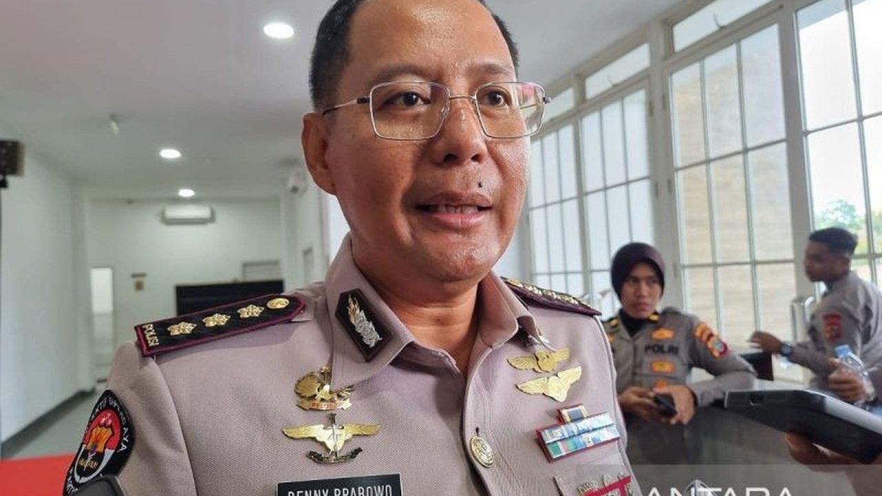 Polda Papua Barat memastikan keterbukaan informasi kepada publik terkait operasi pencarian tahap ketiga Iptu Tomi Samuel Marbun yang hilang terseret arus di Teluk Bintuni.