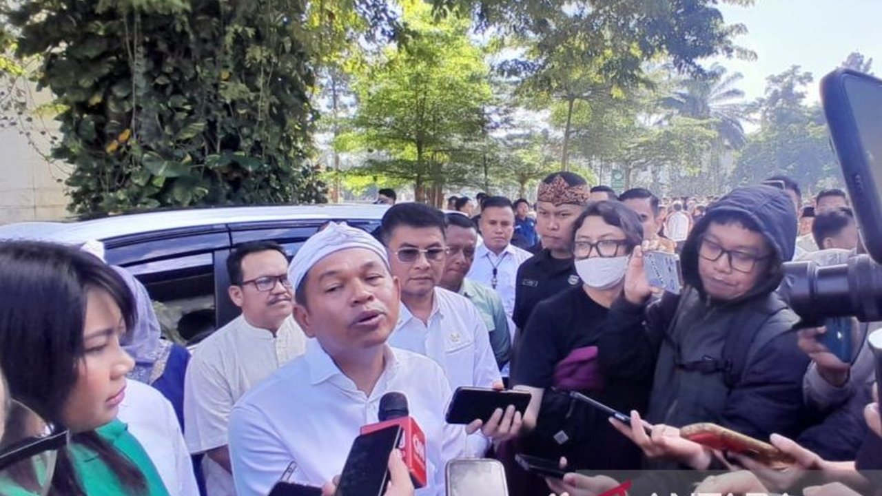 Gubernur Jawa Barat, Dedi Mulyadi, menegur Bupati Indramayu, Lucky Hakim, yang liburan ke Jepang saat mudik Lebaran, menekankan pentingnya pejabat daerah menciptakan kebahagiaan bagi keluarga tanpa harus melanggar aturan.