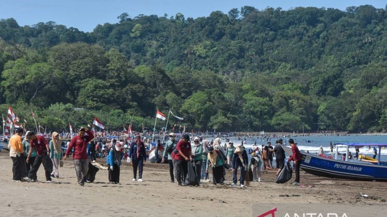 ASN Pangandaran Bersihkan Sampah Lebaran: Lonjakan 300 Persen di Destinasi Wisata