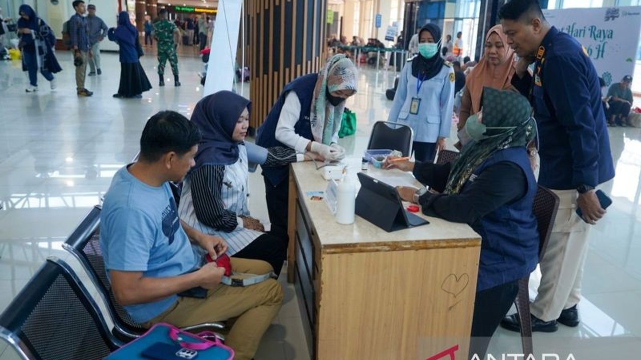 UPBU Halu Oleo Kendari berkolaborasi dengan Balai Kekarantinaan Kesehatan Kendari menyediakan layanan pemeriksaan kesehatan gratis bagi para pemudik Lebaran 2025 di Bandara Halu Oleo, demi menjamin keselamatan perjalanan.
