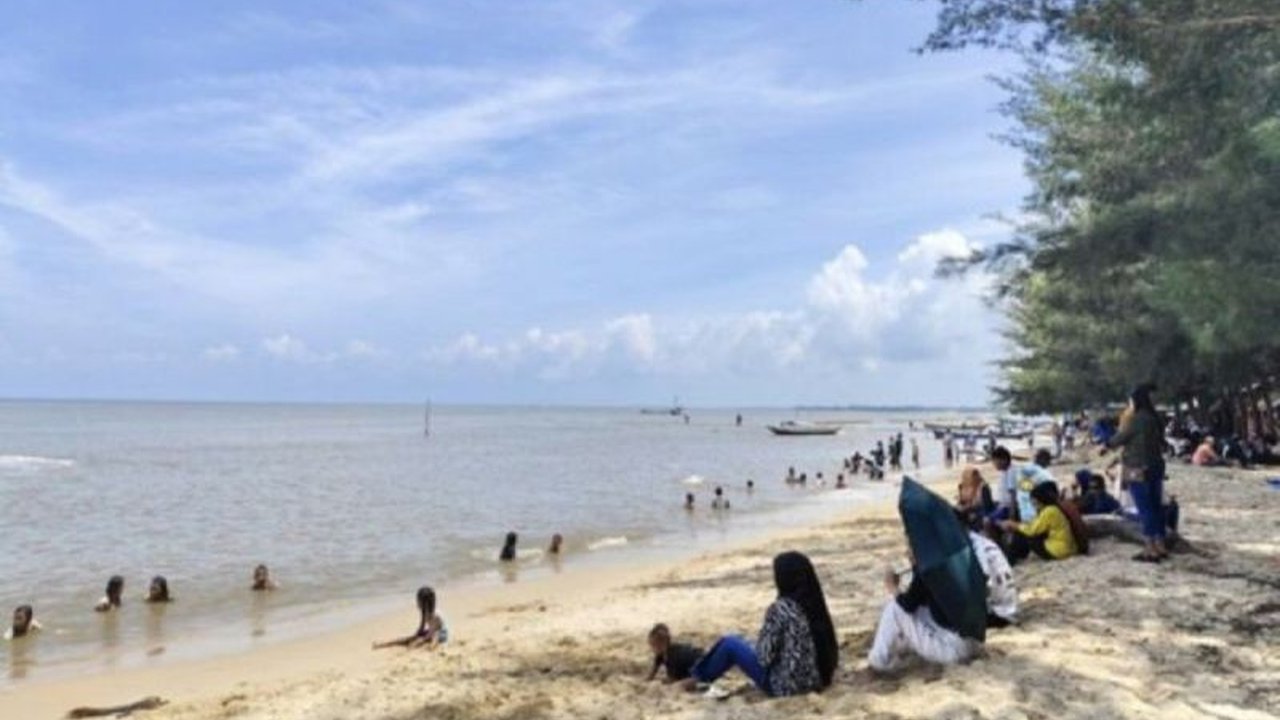 Lonjakan Wisatawan Pantai Kobar Capai 34.976 Orang Selama Lebaran 2025