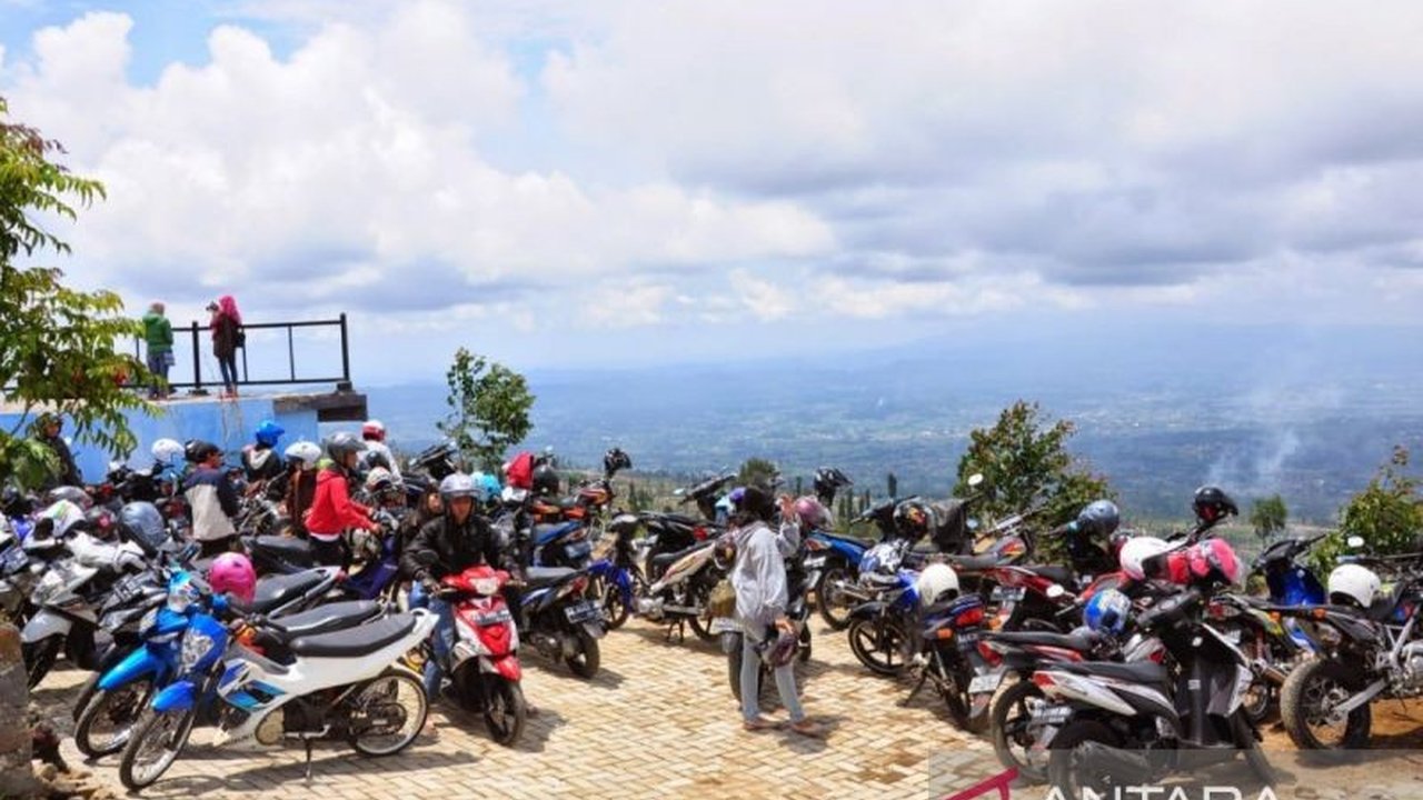 Libur Idul Fitri 1446 H di Posong, Temanggung, dibanjiri wisatawan dengan lonjakan kunjungan signifikan hingga 16.964 tiket terjual, memicu tantangan baru dalam pengelolaan parkir.