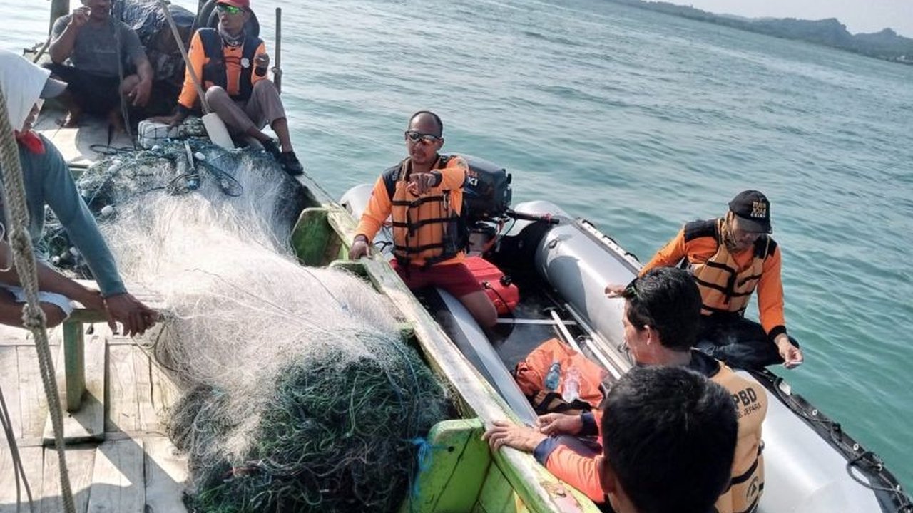 Seorang wisatawan, Yudistira (23), ditemukan meninggal dunia setelah terseret ombak di Pulau Mandalika, Jepara; kejadian ini mengingatkan pentingnya kewaspadaan saat berwisata di pantai.
