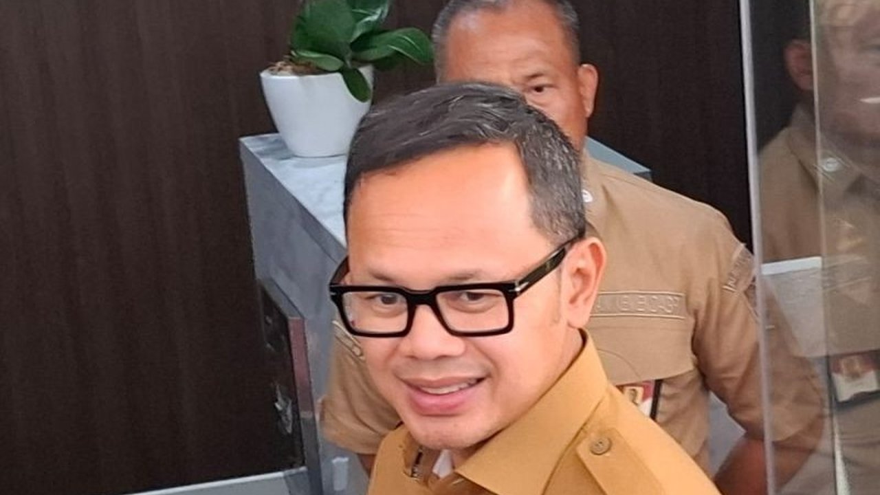 Bupati Indramayu, Lucky Hakim, diperiksa Kemendagri terkait perjalanannya ke Jepang saat Lebaran 2025 tanpa izin resmi, melanggar aturan larangan bepergian bagi kepala daerah.