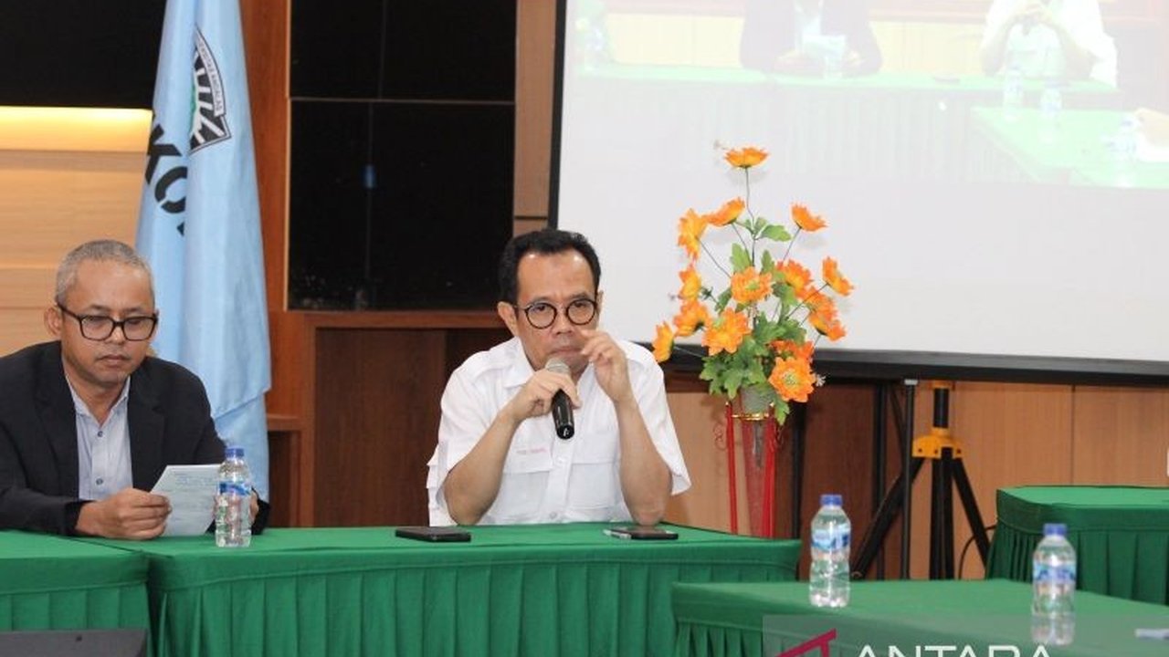 Ekonom Unand, Endrizal Ridwan, mendesak pemerintah Indonesia untuk segera bernegosiasi dengan AS terkait tarif timbal balik yang berpotensi merugikan perekonomian nasional, khususnya sektor padat karya.