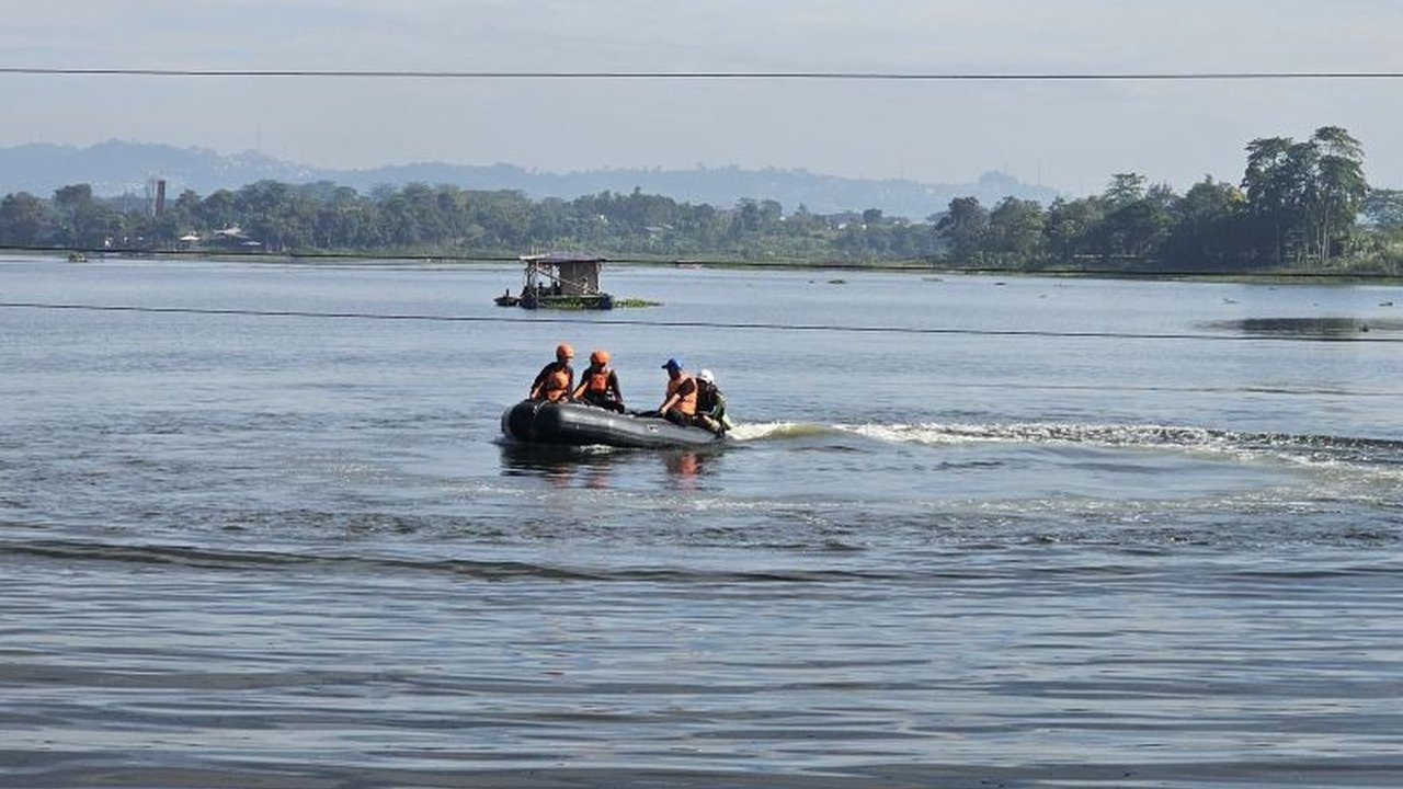 Tim SAR gabungan di Bandung Barat masih mencari wisatawan berusia 12 tahun yang tenggelam di Waduk Saguling setelah perahu wisata yang ditumpanginya menyentuh kabel listrik.