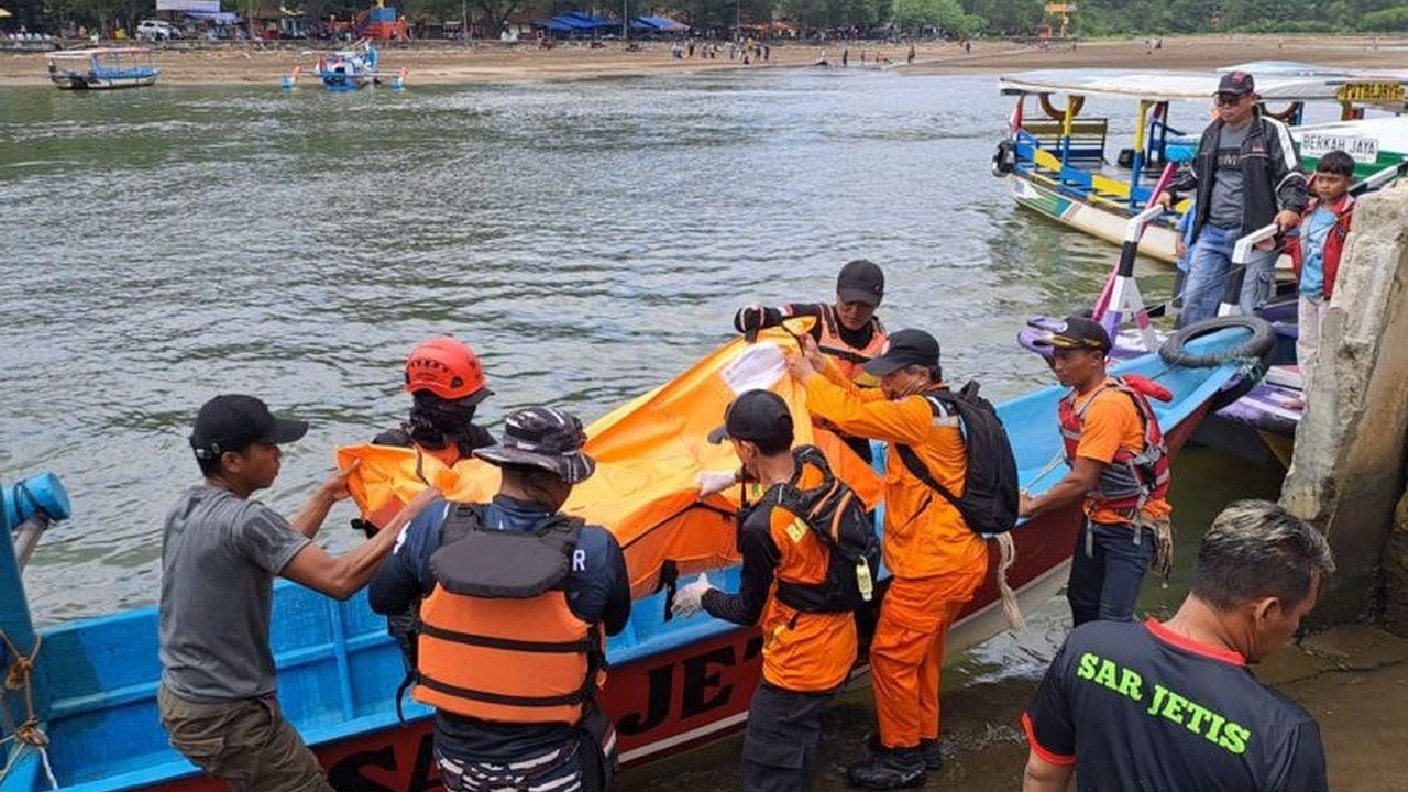 Tim SAR gabungan berhasil menemukan jenazah Wahyumi (12) di Pantai Karangpakis, Cilacap, setelah dua hari hilang terseret ombak saat bermain di tepi pantai.