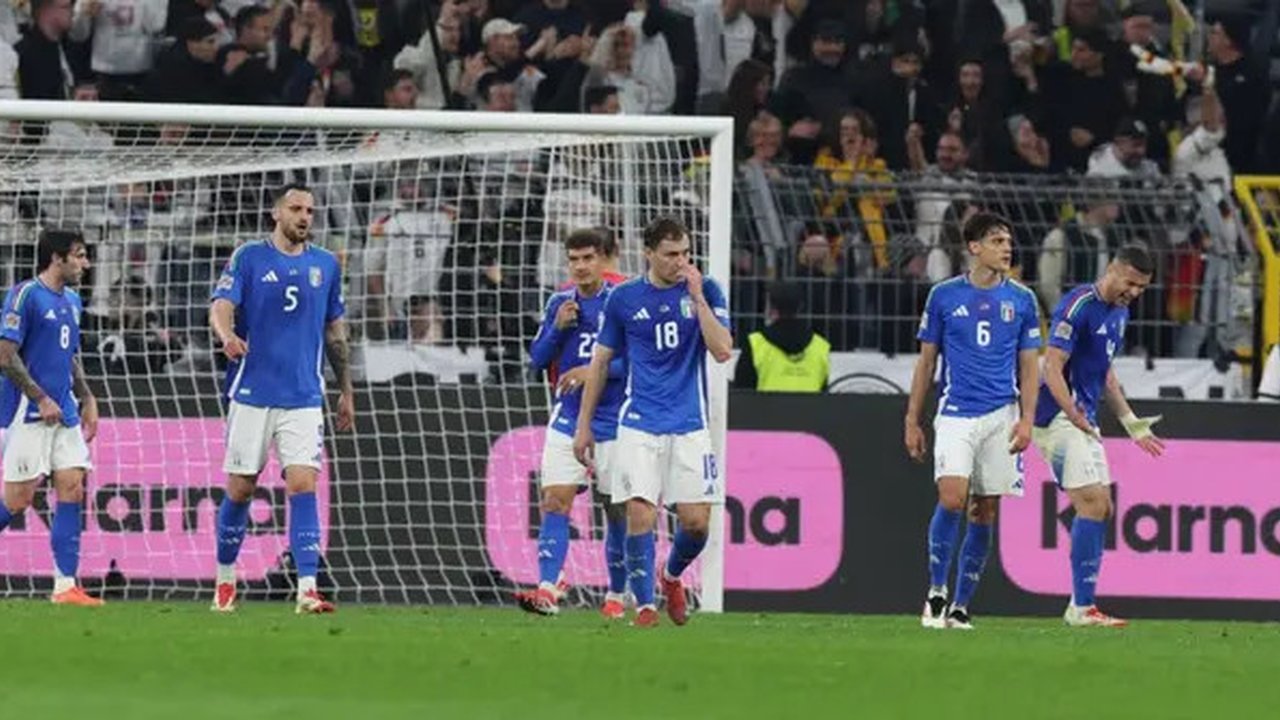 Pemain Timnas Italia bereaksi dalam pertandingan leg kedua perempat final UEFA Nations League melawan Jerman di Signal Iduna Park, Dortmund, Senin dini hari WIB (24-3-2025). (Bola.com/figc