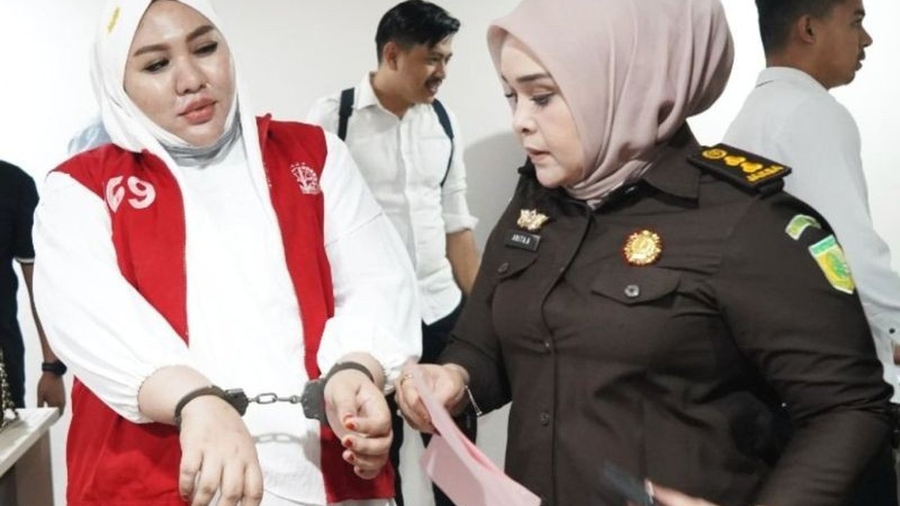 Pengadilan Negeri Makassar mengabulkan permohonan tahanan rumah untuk Mira Hayati, terdakwa kasus kosmetik berbahaya, sementara dua terdakwa lain tetap ditahan.