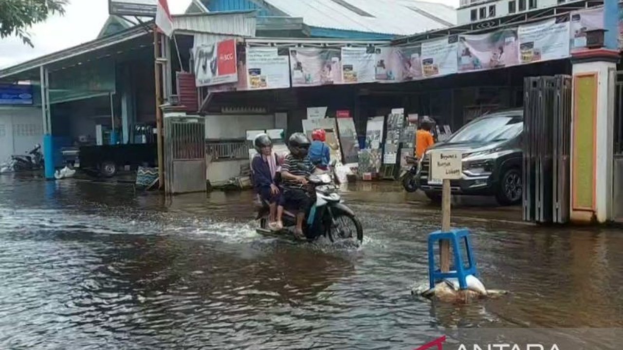 DPRD Banjarmasin mendesak Pemkot untuk segera memperbaiki drainase di Banjarmasin Selatan yang kerap terendam banjir akibat saluran air yang tidak berfungsi optimal dan tertutup bangunan.