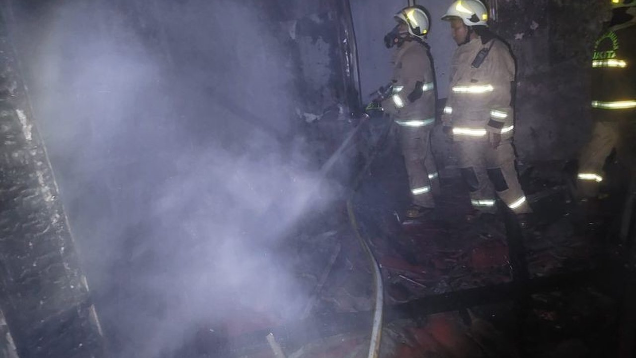 Kebakaran dua unit rumah di Gading Arcadia, Kelapa Gading, Jakarta Utara, menyebabkan kerugian ditaksir mencapai Rp1,4 miliar akibat korsleting listrik.