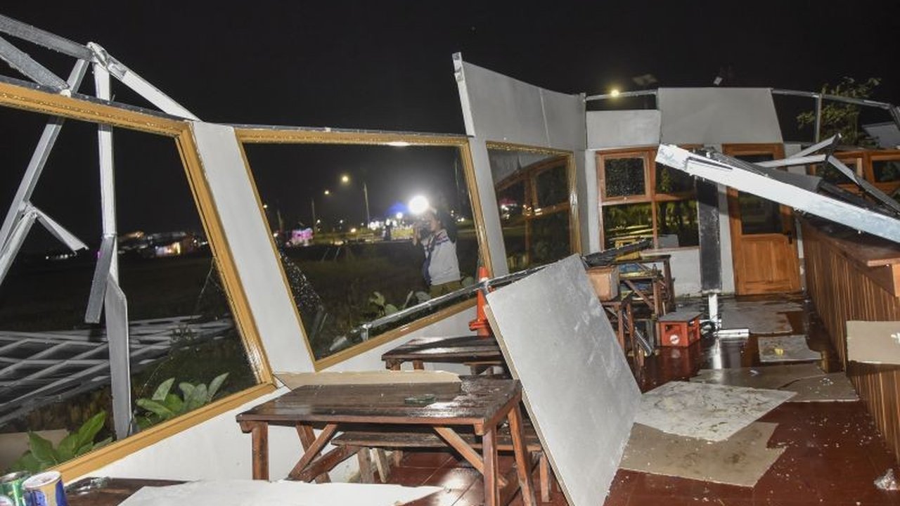Atap kelab malam di Santo Domingo, Republik Dominika, roboh menyebabkan 44 orang tewas dan 146 lainnya luka-luka, Presiden Dominika menetapkan masa berkabung nasional.