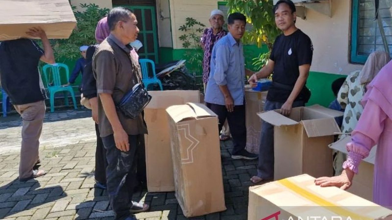 Kemenag Kalsel telah memulai distribusi perlengkapan haji 2025, termasuk koper dan kain Sasirangan, kepada calon jamaah yang telah melunasi Bipih, menandai dimulainya operasional keberangkatan haji tahun ini.