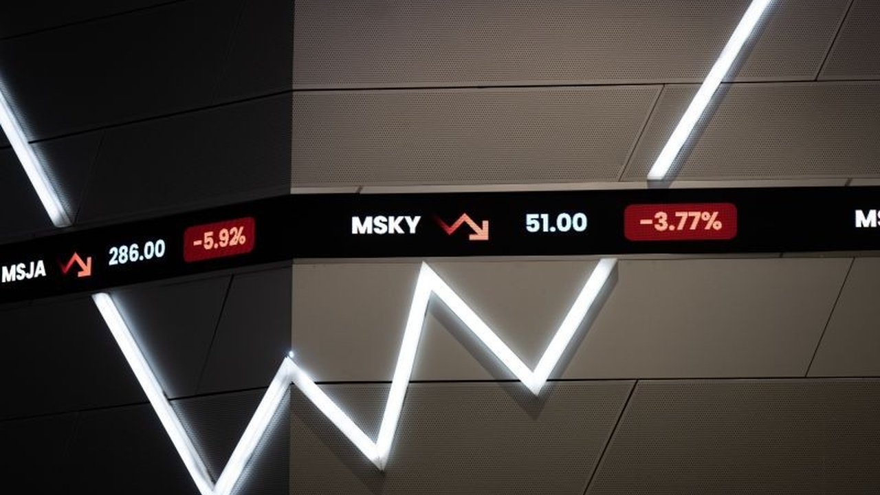 Indeks Harga Saham Gabungan (IHSG) diprediksi melanjutkan pelemahan di tengah menunggu hasil negosiasi Indonesia-AS terkait tarif balasan tinggi yang dijatuhkan AS.