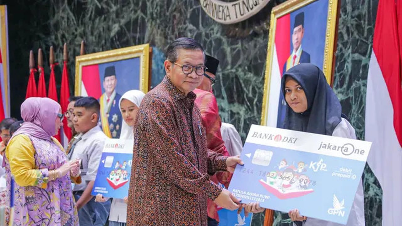 Gubernur Jakarta Pramono Anung menyalurkan KJP Plus Tahap I 2025 di Balai Agung DKI Jakarta pada Kamis 20 Maret 2025. (Foto: Tim Humas Pemprov Jakarta)