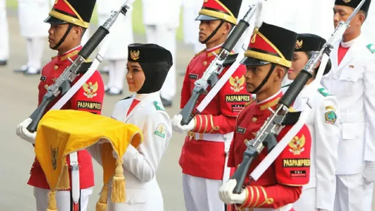 Cut Aura Maghfirah Putri Wakil dari DI Aceh Merupakan Pembawa Baki Paskibraka Nasional 2016 (Dokumentasi Istana Negara Republik Indonesia)