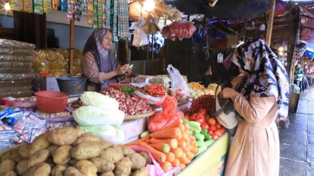 Harga daging dan cabai di Kota Tangerang, Banten, telah turun setelah Lebaran, demikian disampaikan Disperindagkop UKM Kota Tangerang.  Namun, harga telur masih terpantau tinggi.