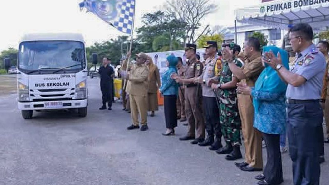 Pemerintah Kabupaten Bombana meluncurkan program bus sekolah gratis dan gerakan 'Berani Bersih Wonuaku' untuk meningkatkan akses pendidikan dan kebersihan di Bombana, Sulawesi Tenggara.