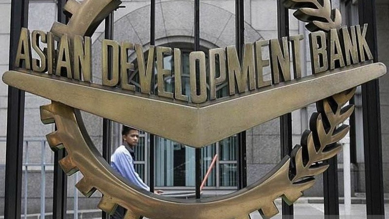 Bank Pembangunan Asia (ADB) memproyeksikan pertumbuhan ekonomi di Asia Pasifik melambat menjadi 4,9 persen pada 2025, disebabkan oleh kenaikan tarif, ketidakpastian kebijakan AS, dan potensi meningkatnya ketegangan geopolitik.