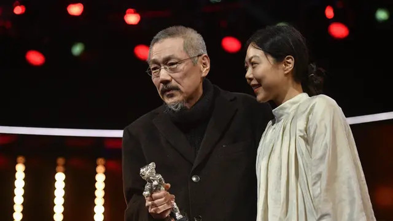Kim Min Hee dan Hong Sang Soo dalam Berlinale Film Festival 2022. (Stefanie LOOS / AFP)