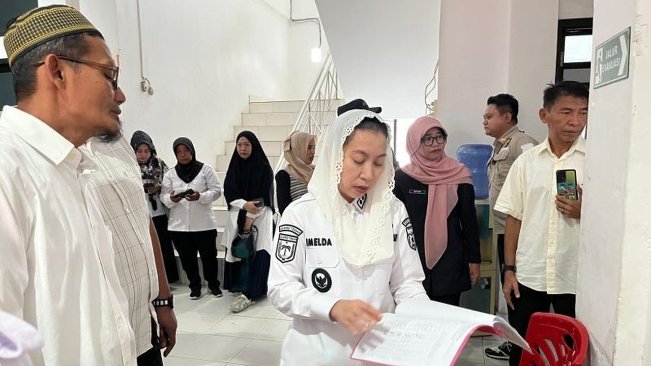 Pemerintah Kota Palu melakukan inspeksi mendadak untuk memastikan kedisiplinan pegawai setelah libur Lebaran, dengan pemantauan absensi melalui aplikasi e-Hadirku.