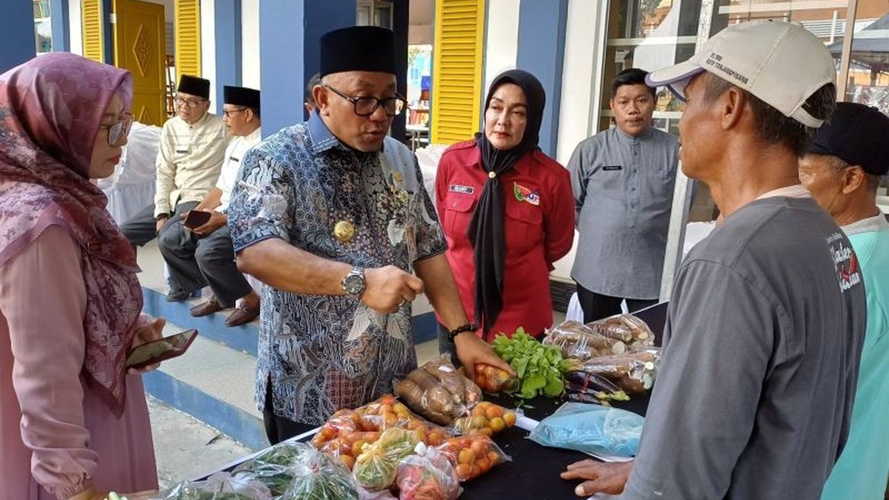 Harga cabai, tomat, dan kangkung di Tanjungpinang, Kepri, turun setelah Lebaran 2025, didorong oleh kelancaran distribusi dan penurunan permintaan.