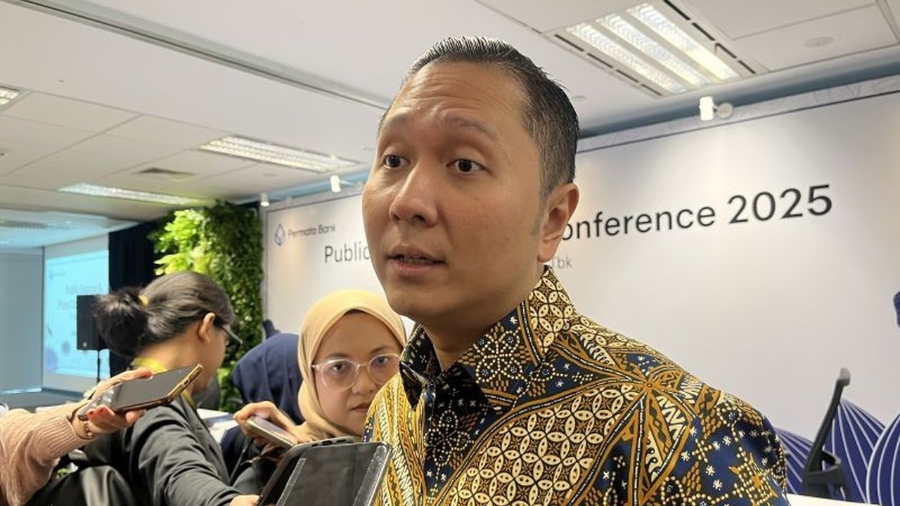 Investasi pemerintah dalam program prioritas, seperti Makan Bergizi Gratis dan program 3 Juta Rumah, diyakini mampu menyerap tenaga kerja meskipun terjadi PHK di sektor manufaktur, sekaligus mendorong pertumbuhan ekonomi.