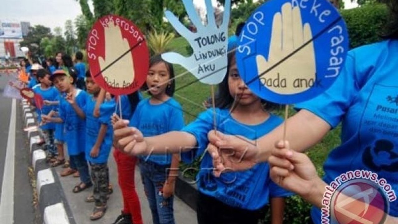 Seorang pria di Jakarta Utara menganiaya dua anak perempuan pacarnya berusia 4 dan 2 tahun karena pipis dan buang air besar di kasur; pelaku terancam hukuman 5 tahun penjara.