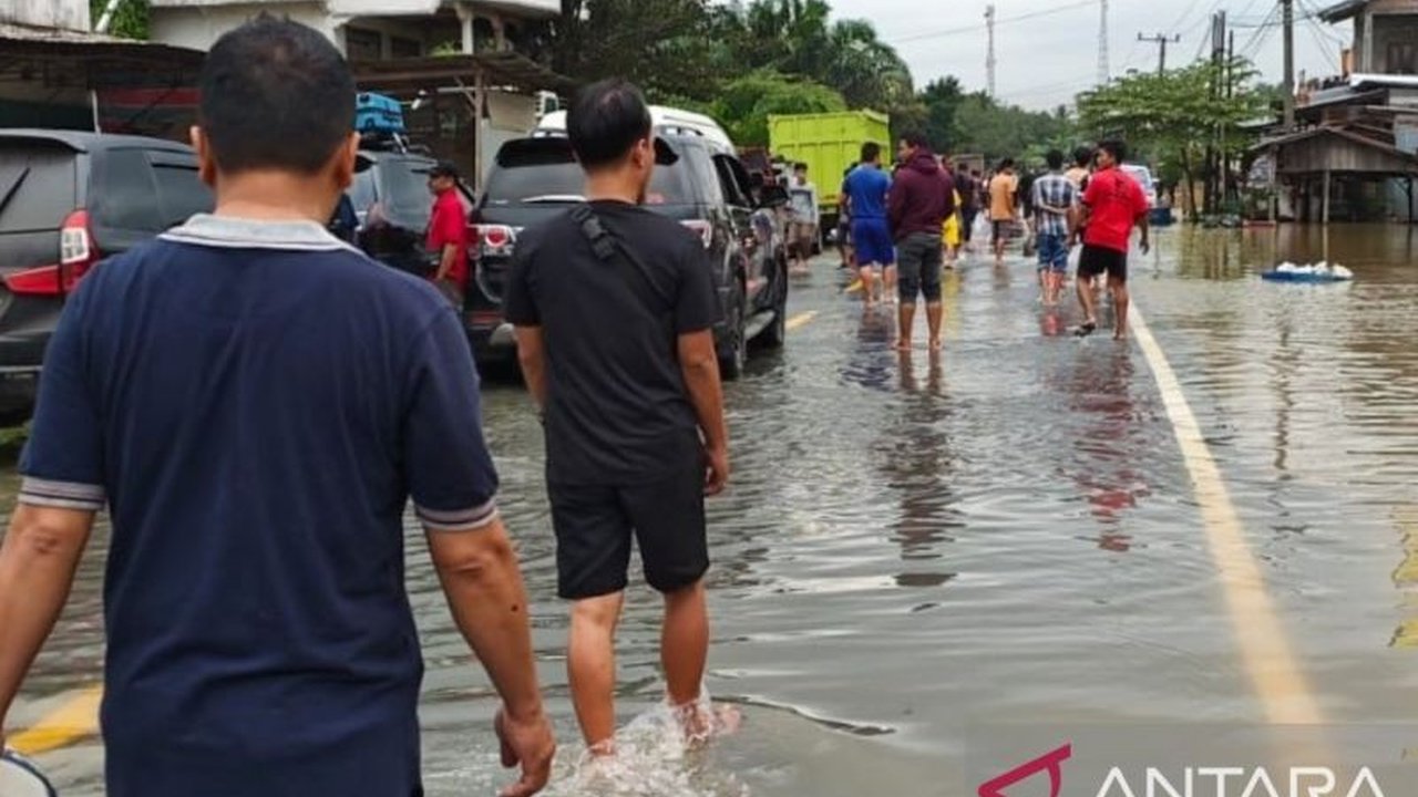 Banjir di Musi Banyuasin, Sumsel, akibat luapan Sungai Tungkal dan Sungai Pangkalan Tungkal, merendam Jalan Lintas Timur Palembang-Jambi dan menyebabkan kemacetan parah.
