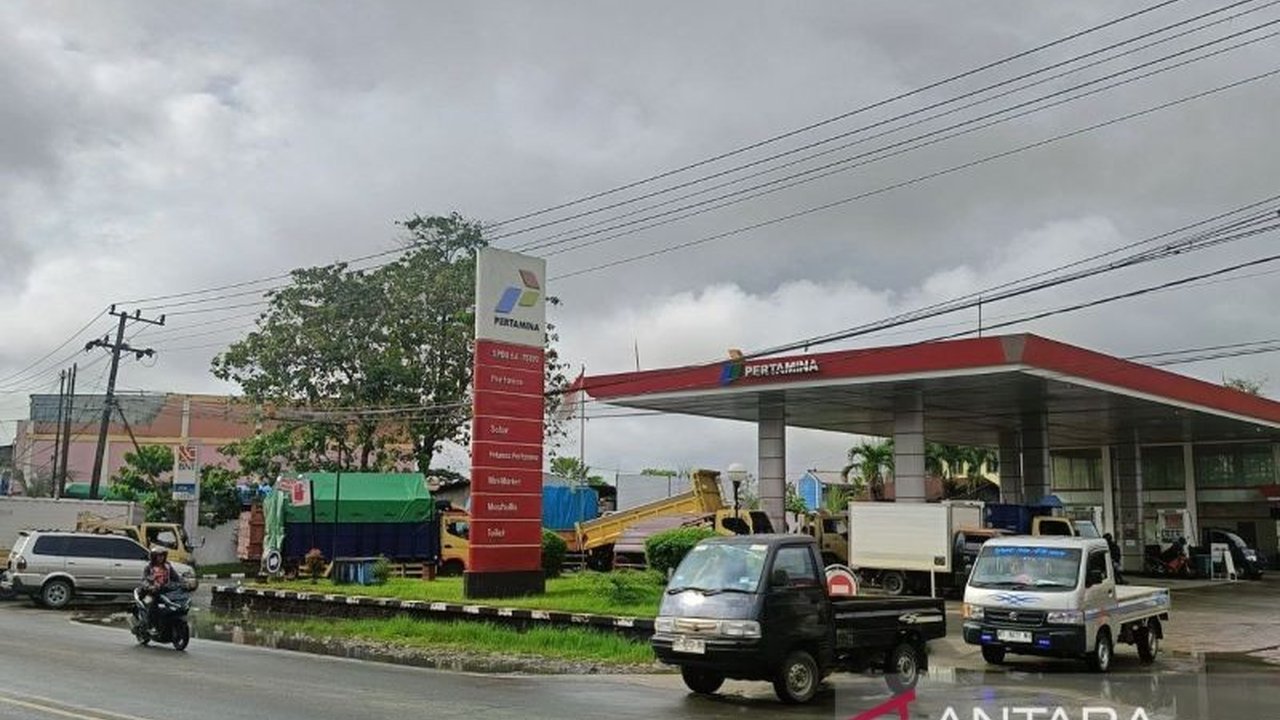 Pengamat ekonomi Unmul soroti monopoli BBM di Kaltim yang rawan masalah distribusi dan layanan, desak Pertamina digitalisasi dan pemerintah daerah responsif.