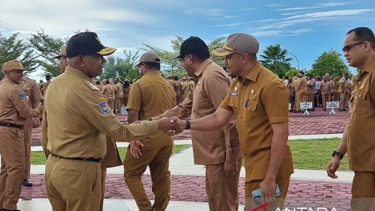 Gubernur Papua Barat, Dominggus Mandacan, mendesak seluruh pejabat untuk segera menyelesaikan pelaporan LHKPN 2024 guna menjaga transparansi dan mencegah korupsi.