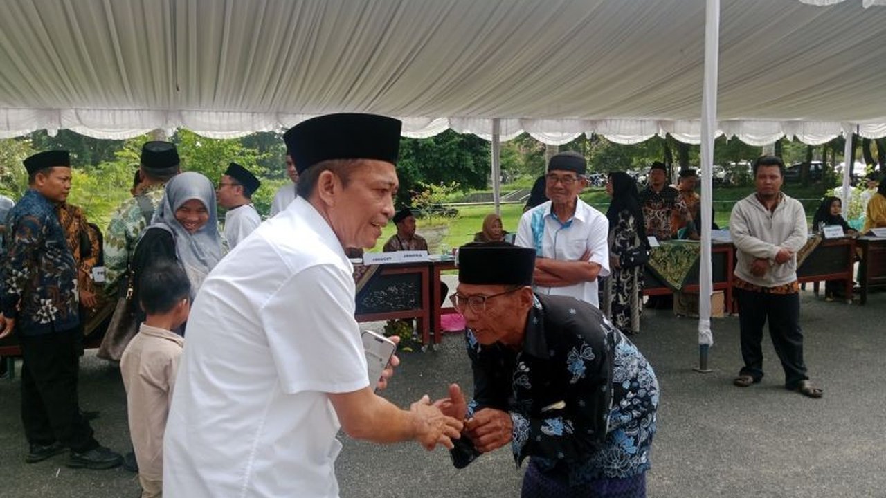 Ratusan calon jamaah haji Lombok Tengah mengikuti manasik haji pertama sebagai persiapan menuju Tanah Suci, dengan kuota 840 orang untuk Lombok Tengah dan 4.499 untuk NTB.