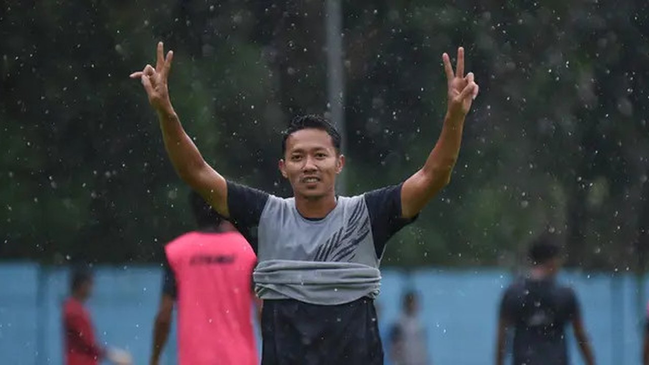 Pemain senior Arema, Dendi Santoso, akui situasi tim Singo Edan lebih kompak saat Ramadan. (Bola.com/Iwan Setiawan)