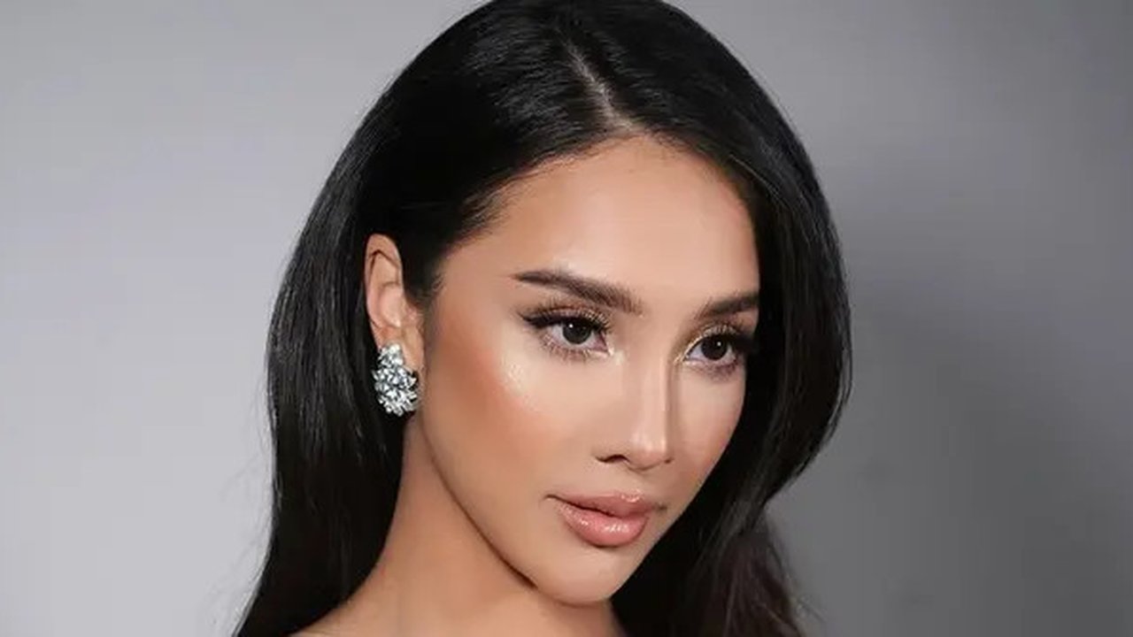 Anya Gerladine bertransformasi dengan glam makeup look ala Miss Universe yang begitu memikat. [@rhay_david].