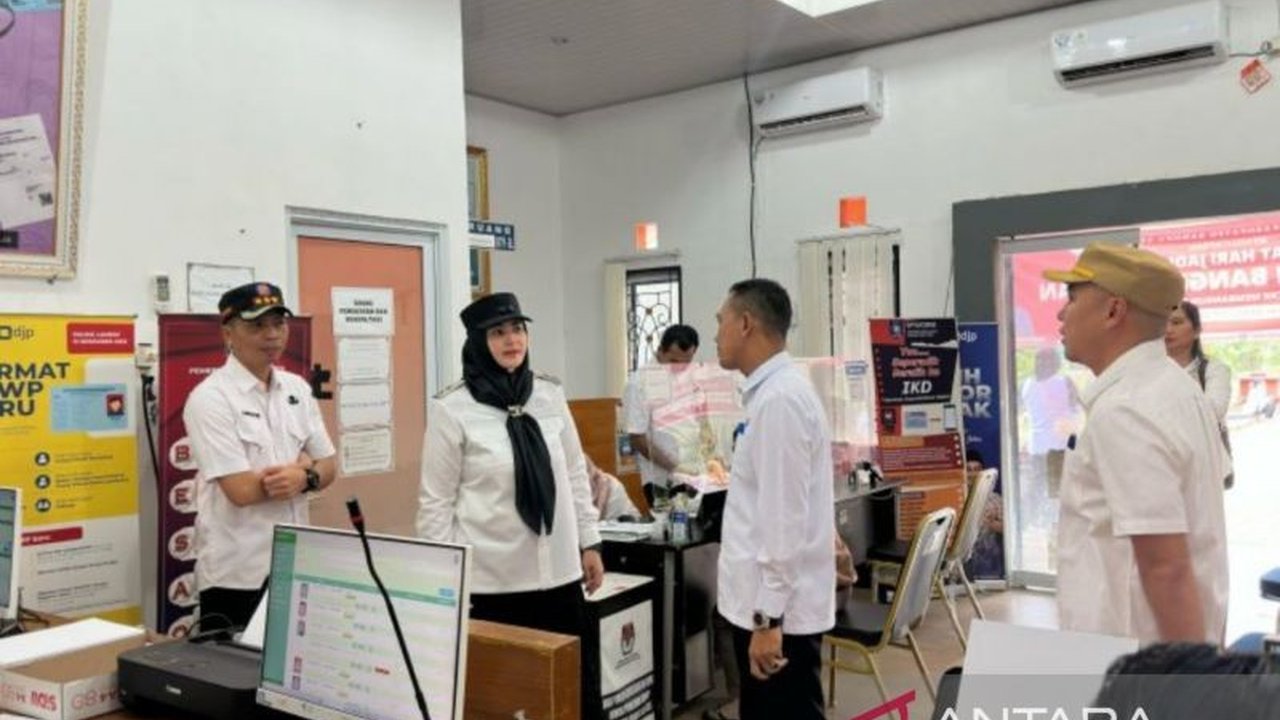 Wakil Bupati Bangka Selatan, Debby Vita Dewi, melakukan inspeksi mendadak ke sejumlah OPD untuk memastikan pelayanan publik berjalan maksimal pasca libur Lebaran dan memberikan apresiasi serta sanksi bagi ASN sesuai kinerja.