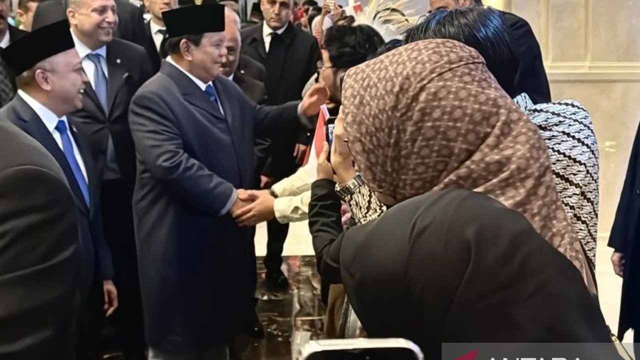 Presiden Prabowo Subianto menyempatkan diri menyapa puluhan mahasiswa Indonesia di Ankara, Turki, seusai tiba dari Abu Dhabi, momen hangat tersebut terjadi sebelum beliau menghadiri agenda kenegaraan di Turki.