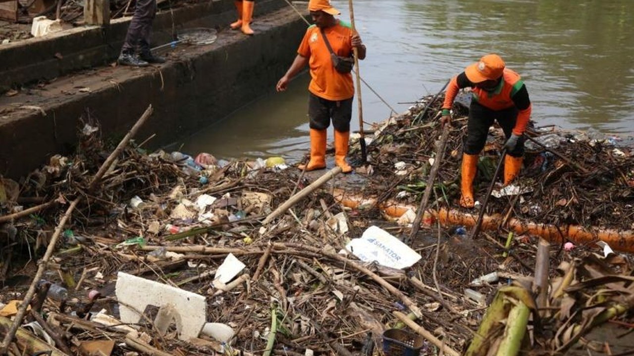 Pemkot Tangerang membersihkan aliran sungai di Bendungan Polor untuk mengatasi banjir akibat luapan Kali Angke yang disebabkan penyumbatan sampah, khususnya di Cipondoh dan Larangan.