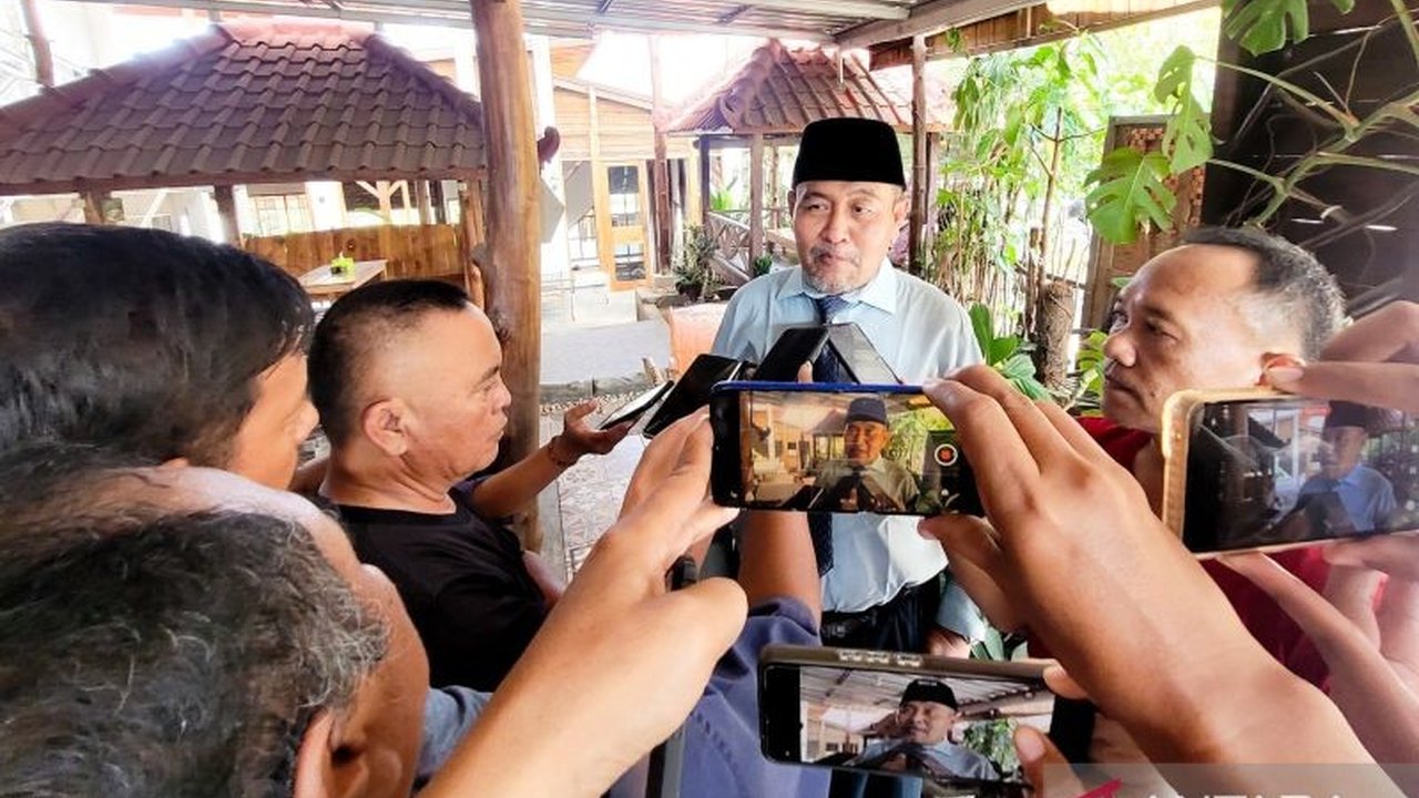 Rencana Pemkab Situbondo membeli enam mobil dinas Toyota Fortuner senilai Rp3,9 miliar menuai kritik dari akademisi karena dianggap bertentangan dengan instruksi Presiden Jokowi soal efisiensi anggaran.