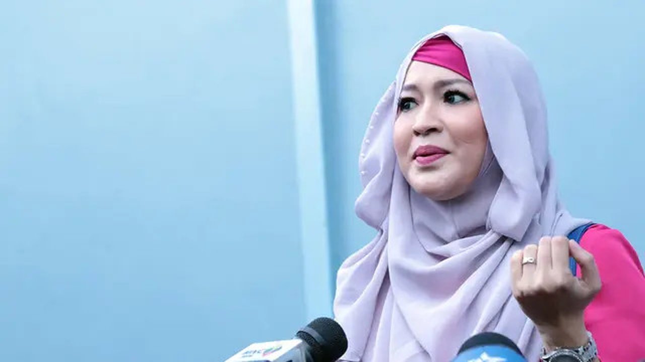 Lantas seperti apa tanggapan suami Okie Agustina melihat status tersebut. Okie mengaku suaminya malah tertawa dan bingung dengan beragam komentar. Okie diingatkan suami, kedepan lebih berhati