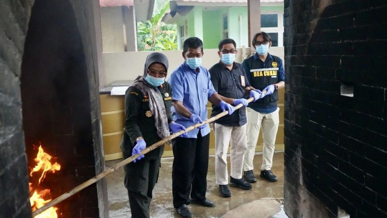 Balai Karantina Kepri musnahkan 60,44 kg komoditas ilegal dari Malaysia dan Jambi, berupa produk hewan, ikan, tumbuhan, dan burung pipit, untuk melindungi sumber daya alam hayati Indonesia.