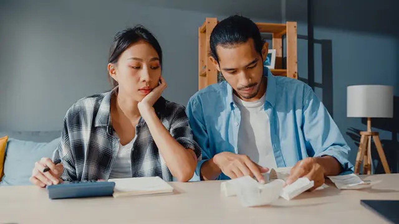 Mengelola keuangan bersama pasangan untuk mempersiapkan keadaan finansial yang aman. (Sumber: Freepik/tirachardz).