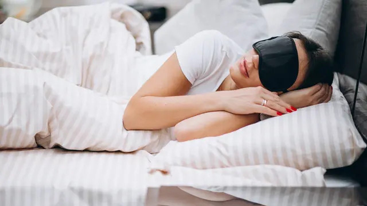 Ilustrasi tidur dengan penutup mata. Photo by Freepik